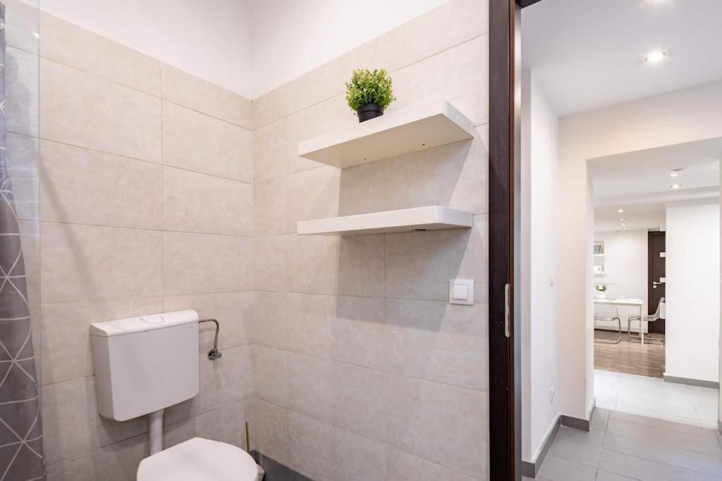 Cityscape Budget Omega Apartment *